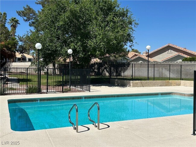 Building Photo - 3937 S Torrey Pines Dr