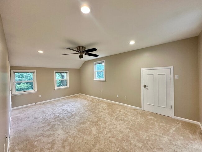 Building Photo - 4N355 Knoll Creek Dr