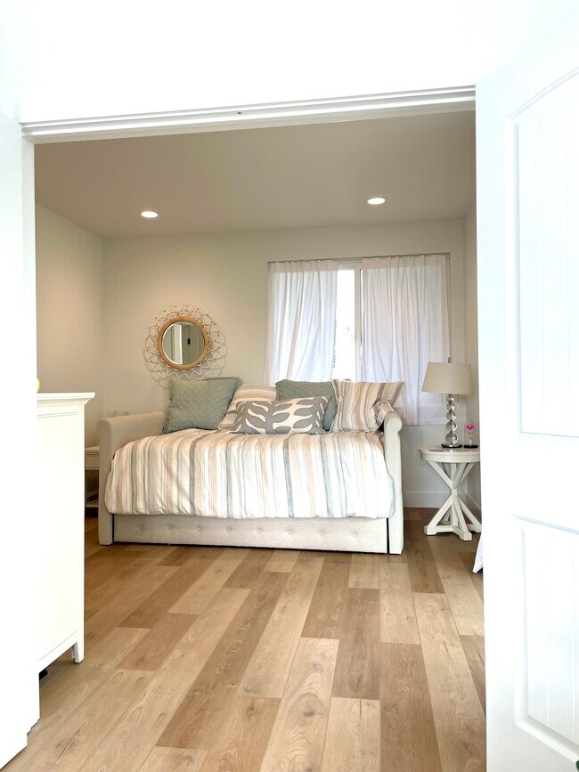 Guest bedroom #2 - 49 Kingston Ct S