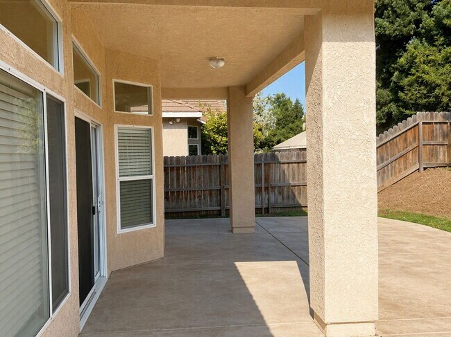 Building Photo - 5594 W Bluff Ave