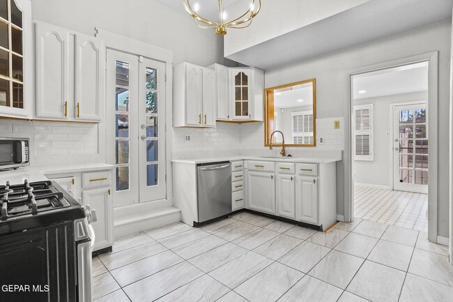 Building Photo - 3225 Fort Blvd