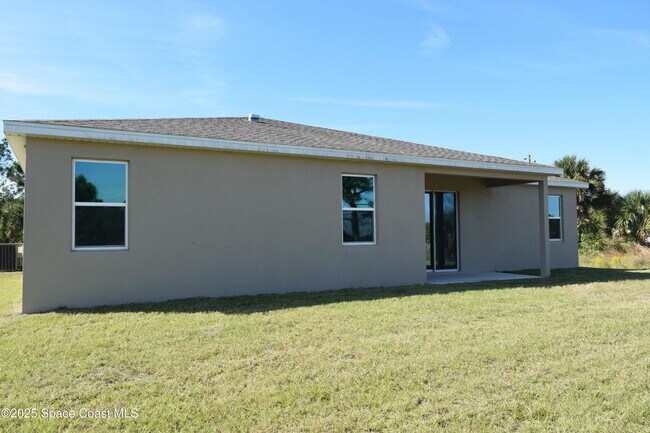 Building Photo - 3143 Fullerton Ave