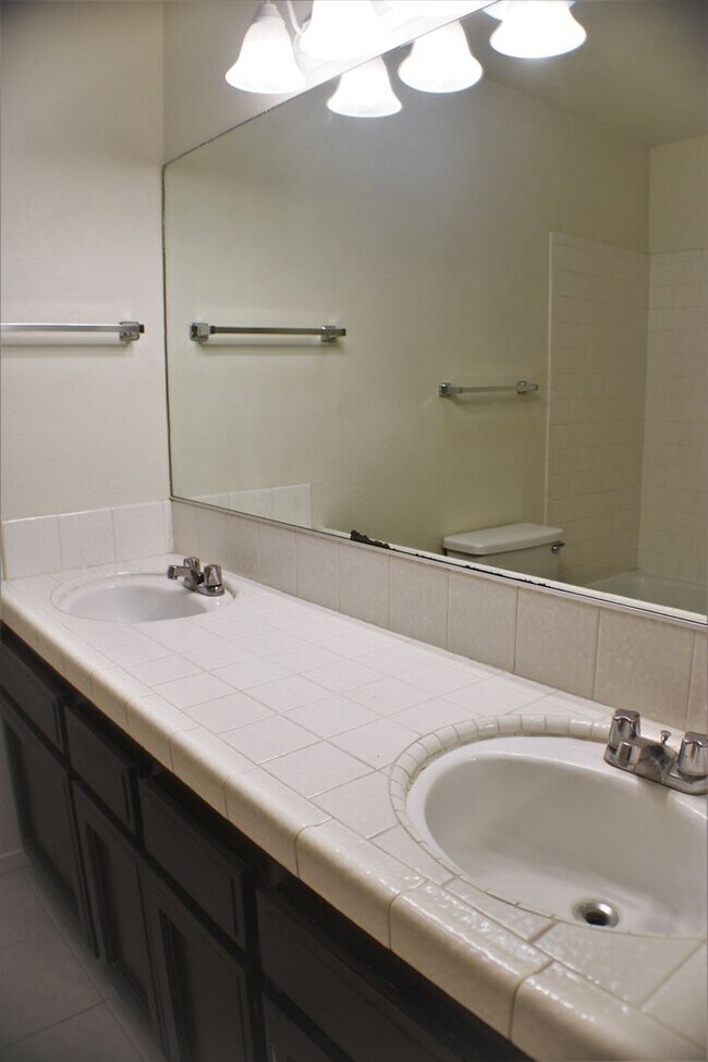 Building Photo - 6808 N Half Moon Dr