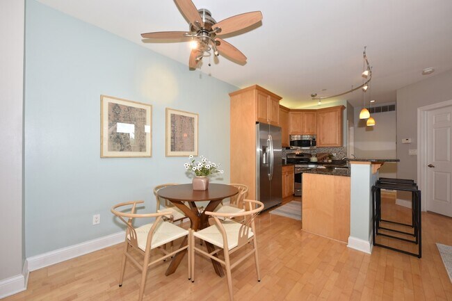 Building Photo - 1515 N Van Buren St