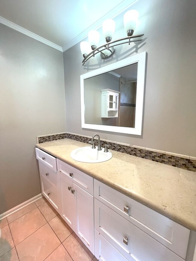 Building Photo - Updated 2 bedroom split level townhome