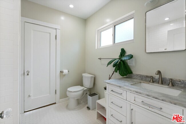 Building Photo - 2317 Vineyard Ave