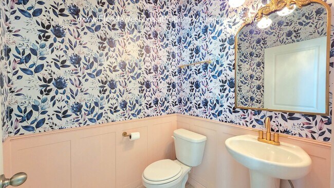 Building Photo - BRILLIANT and SPACIOUS! 4 BEDROOM/2.5 BATH PLUS LARGE BONUS-FLEX SPACE and FENCED YARD!