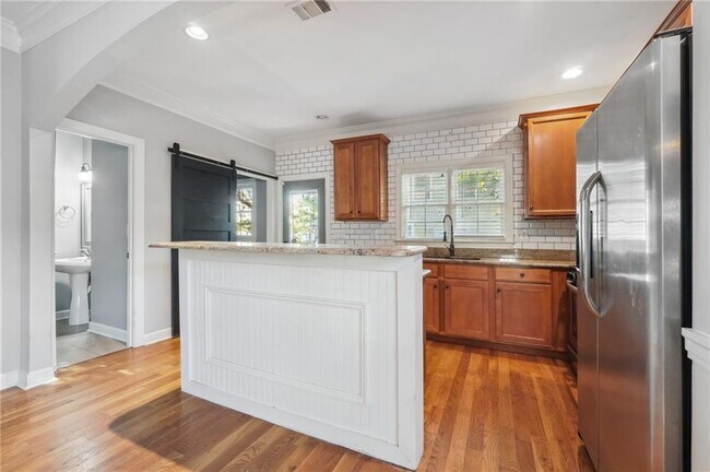 Building Photo - 163 Richmond St SE