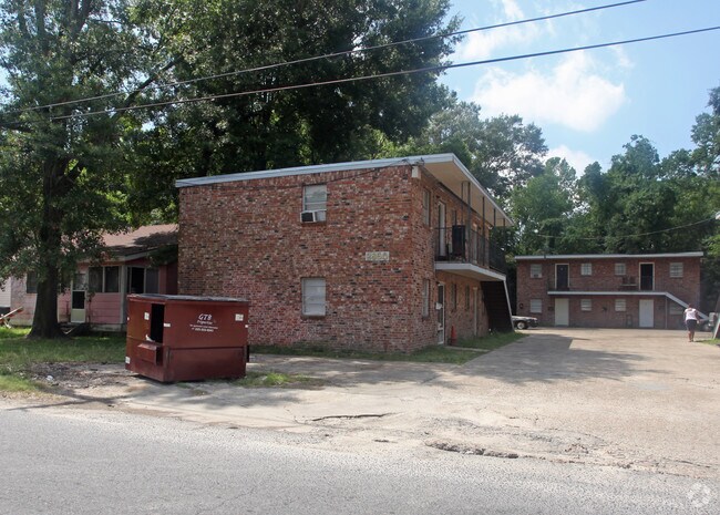 Building Photo - 2850 Iroquois St