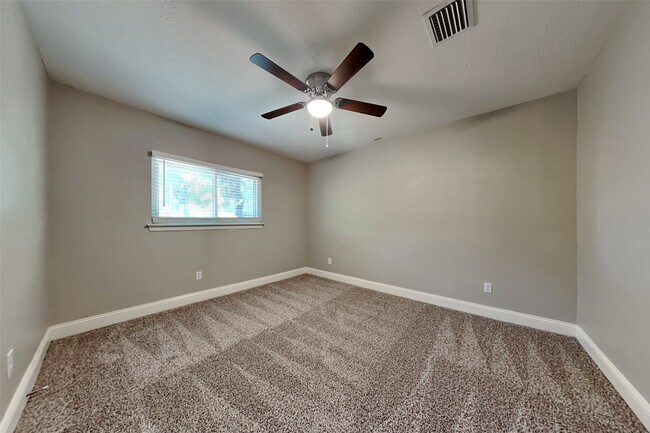 Building Photo - 2814 Golden Leaf Dr
