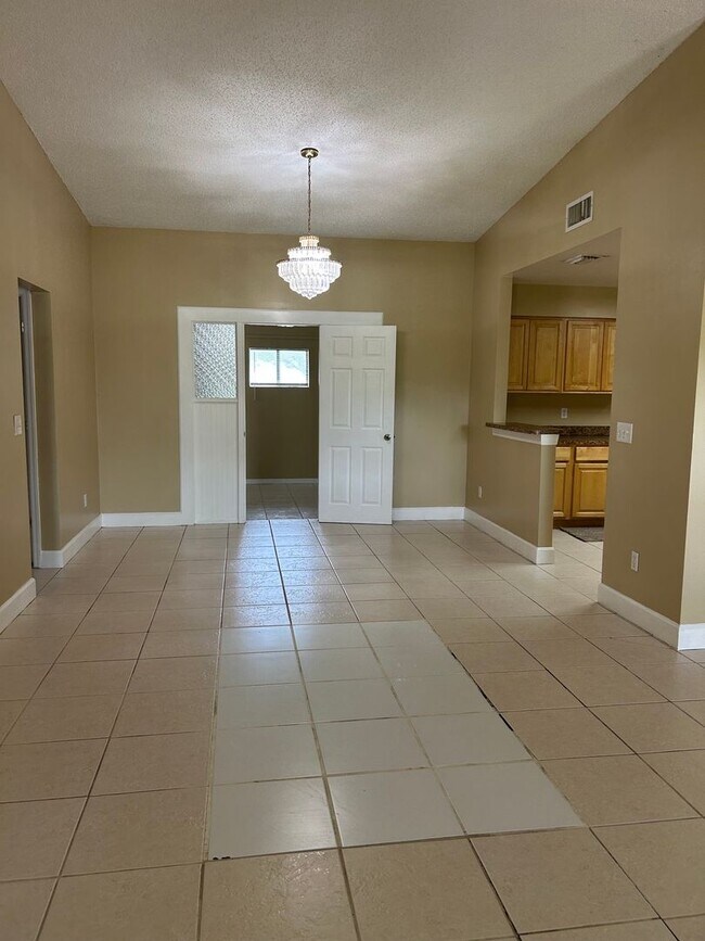 Building Photo - JUST LISTED -5 BEDROOM + BONUS ROOM - DELTONA NO PETS ALLOWED