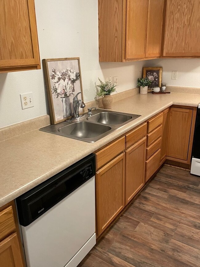 Building Photo - Townhome -2 bed 2.5 bath + bonus area