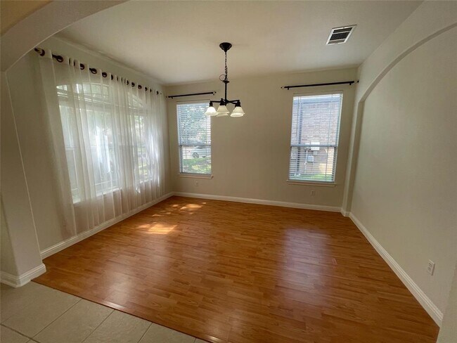 Building Photo - 10401 Yellowstone Dr