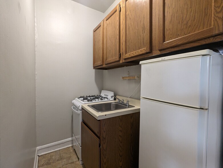 Building Photo - 2825 N Burling St