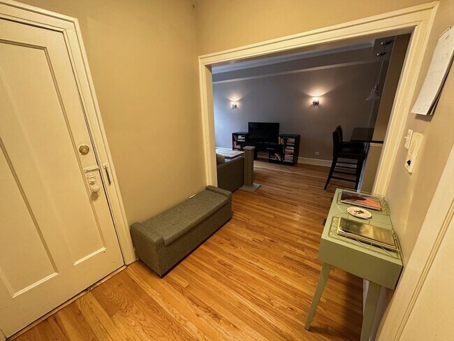Building Photo - Oak Park Apartment!