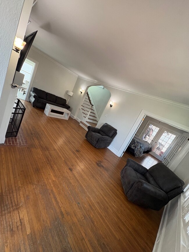 Building Photo - 447 Avondale Dr