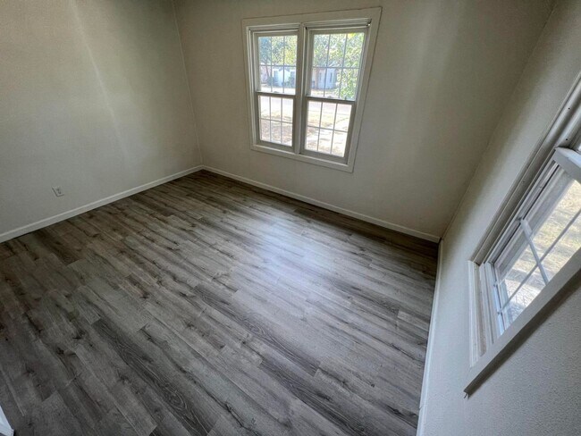Building Photo - PRE-LEASING FOR FALL: Check out this Renov...