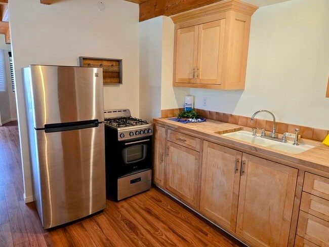 Building Photo - Charming 2 Bed / 1 Bath Cabin with Spa