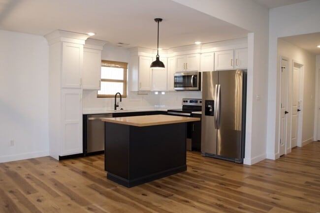 Building Photo - Modern 3 Bed 2 Bath House in Willow Falls!