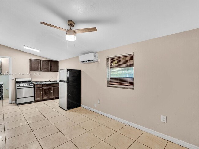 Building Photo - 365 NE 171st Terrace
