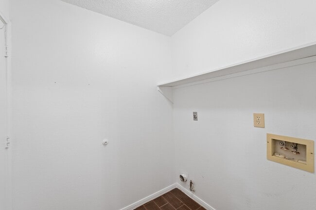 Building Photo - 3909 Greenwood Dr
