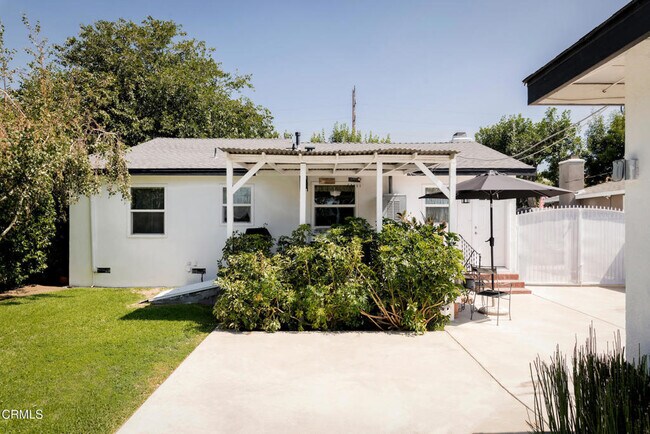 Building Photo - 912 W Service Ave