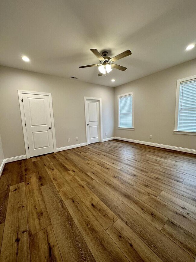 Building Photo - 708 W Parrish Dr