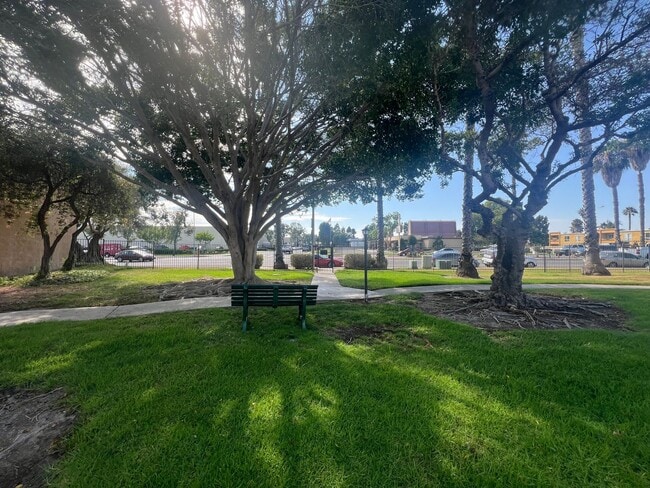 Building Photo - UPSTAIRS 1 BED 1 BATH w/ ONSITE LAUNDRY As...