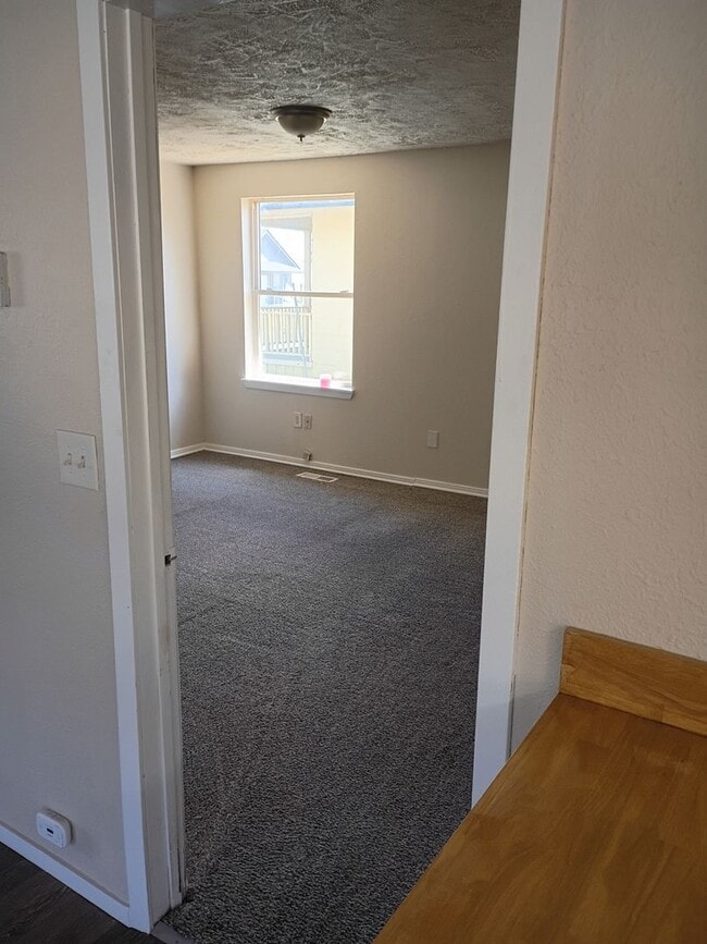 Building Photo - NE Spokane 2 bedroom apartment (Fresh paint and flooring)
