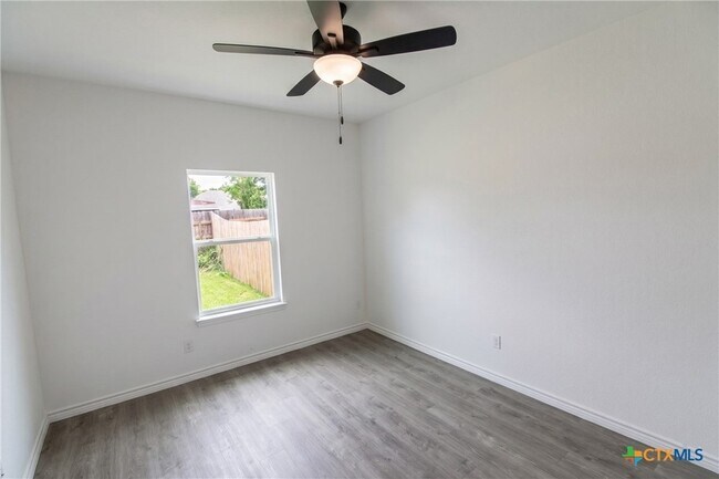 Building Photo - 921 Ashwood Dr