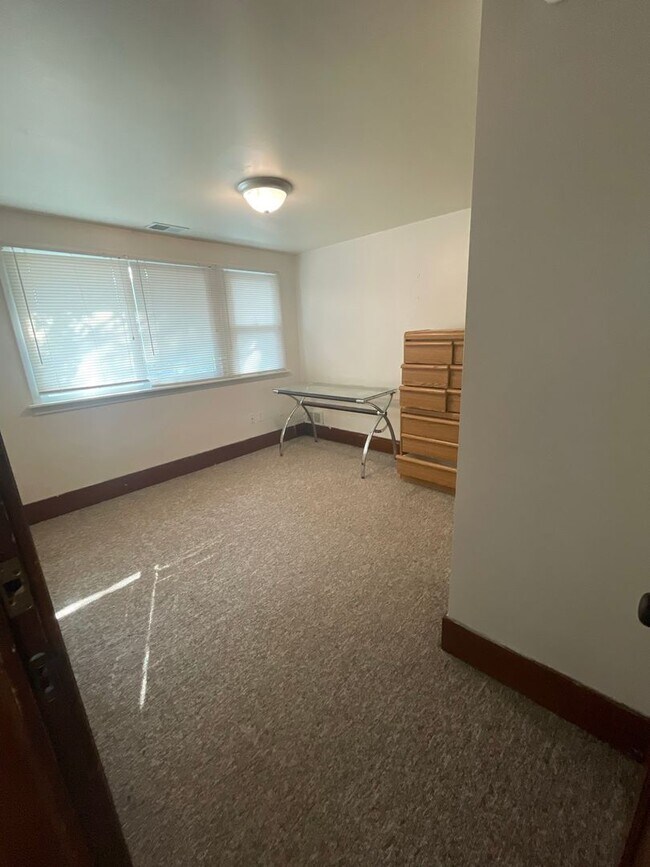 Building Photo - 926 Sylvan Ave