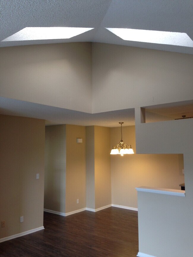 Building Photo - 2 Bedroom with Garage for Rent