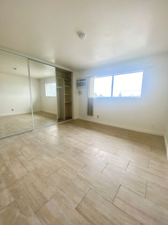 Building Photo - 16046 Wyandotte St