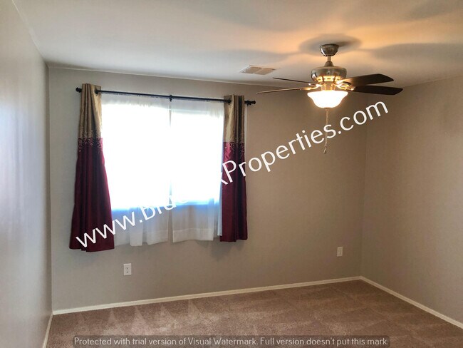 Building Photo - 9009 W Rolling Springs Dr