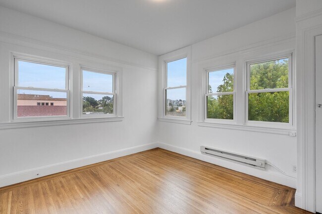 Building Photo - Newly remodeled top floor, pet friendly 1B...