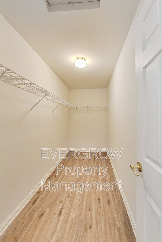 Building Photo - 1115 Spend a Buck Ct