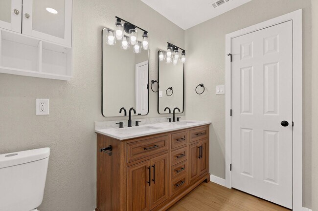 Building Photo - Newly Renovated Home In Grapevine Ready To Be Yours!!!!