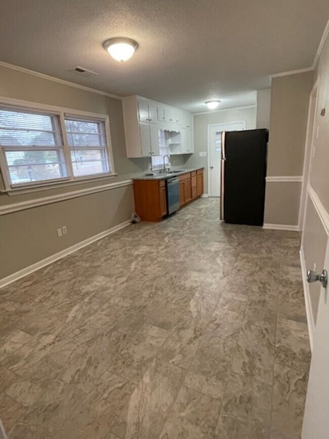 Building Photo - 301 Abbott Dr