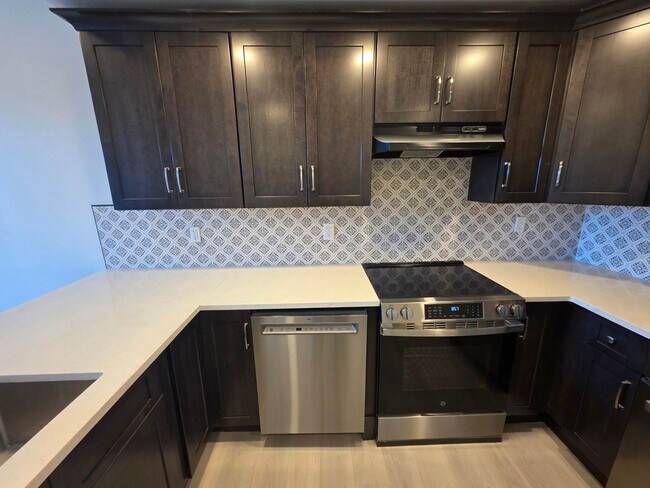 Building Photo - Newly Renovated 2 Bedroom Apartment - Poug...