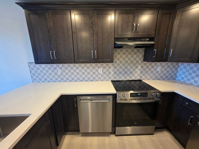 Building Photo - Newly Renovated 2 Bedroom Apartment *MOVE-...