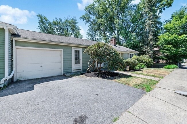 Building Photo - 11 Suban Pl