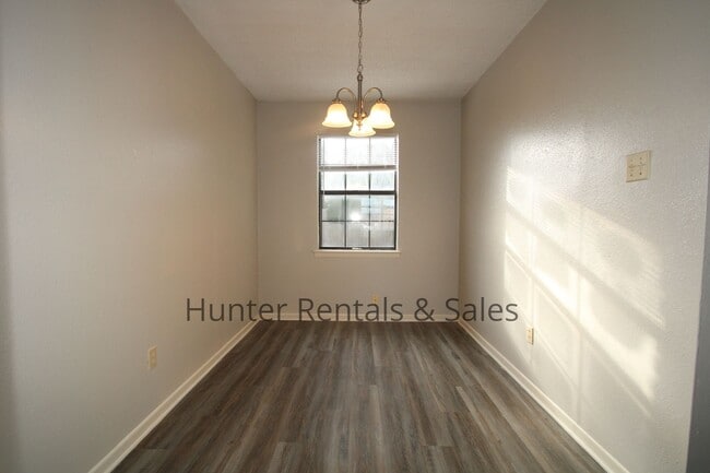 Building Photo - Super Cute!