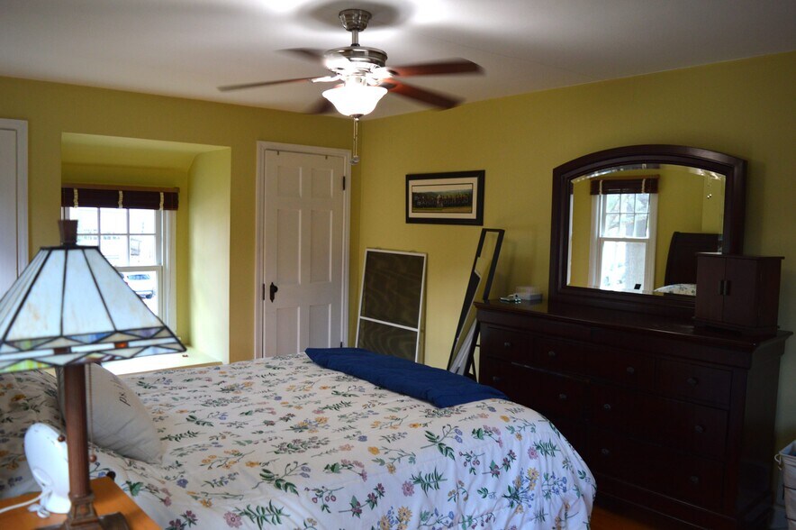 Building Photo - 4145 Hiawatha Dr