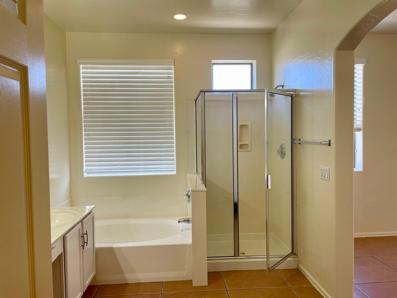 Building Photo - 1048 E Susan Ln