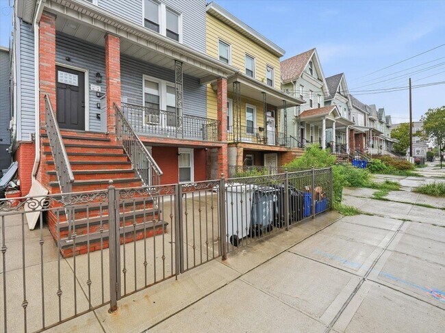 Building Photo - 39 Winfield Ave