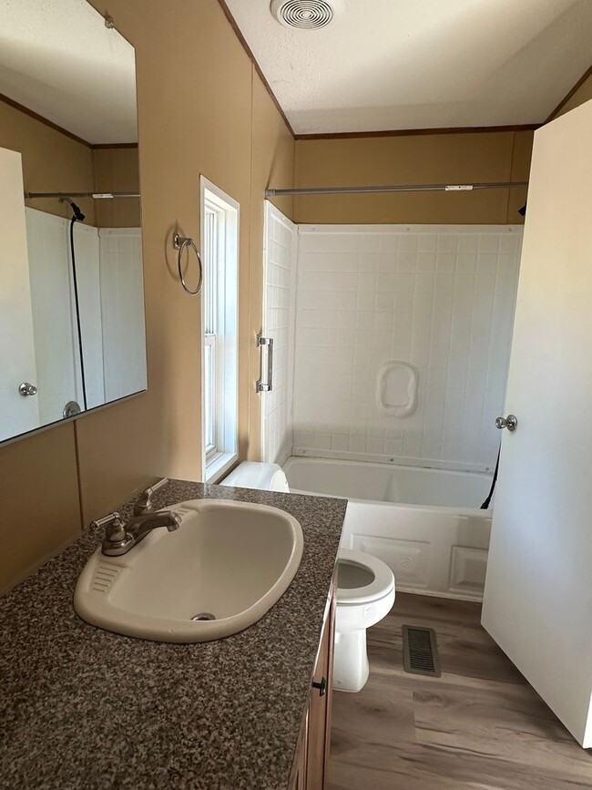 Building Photo - Country Living Charmer