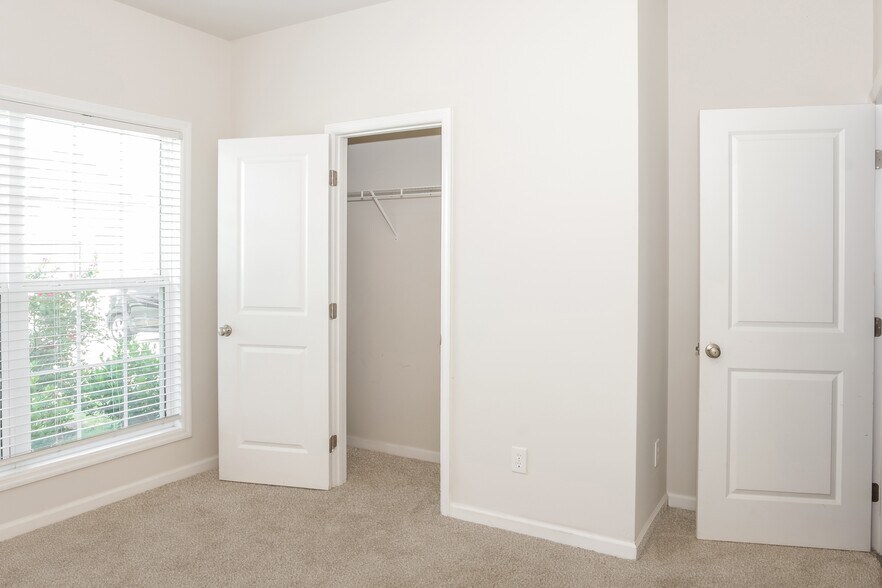 Building Photo - 12877 Tallulah Dr