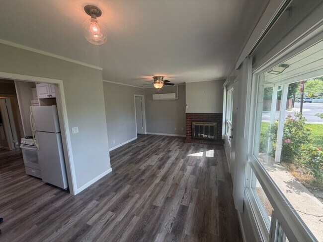 Building Photo - 5319/21 Robertson Ave