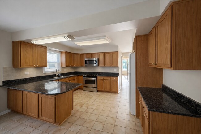 Building Photo - 8604 W Carmen Ave