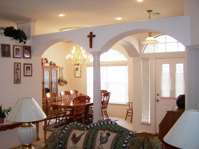 Building Photo - Beautiful 4 Bdrm/2.25 Bath Home With Split Bdrms.